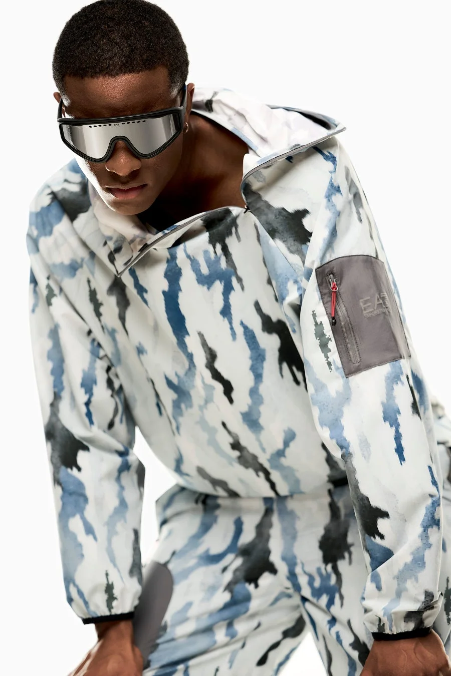 EA7 EMPORIO ARMANIのウェアを着用した男性モデル