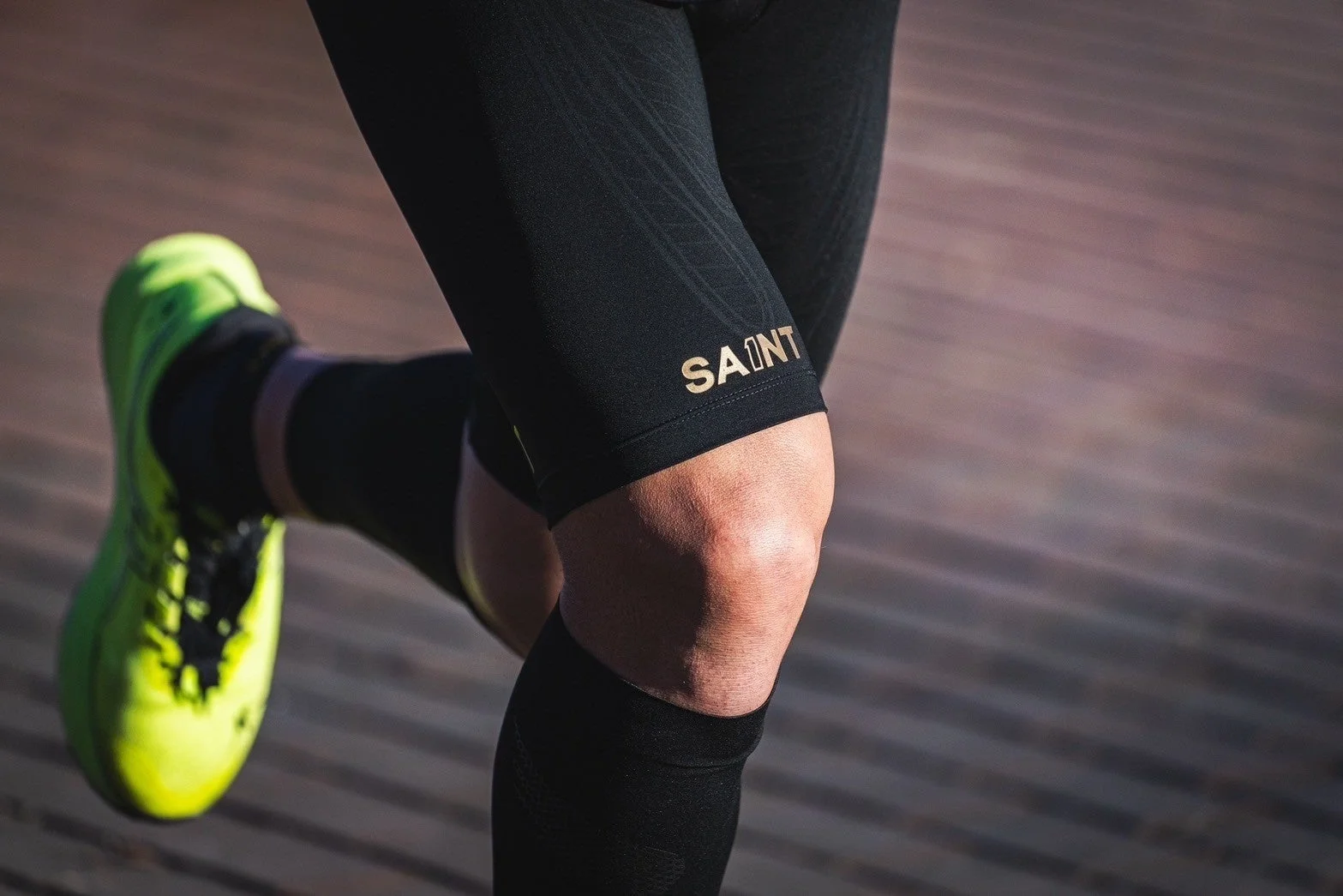 SA1NTのウェアを着用してランニングする人物の脚元