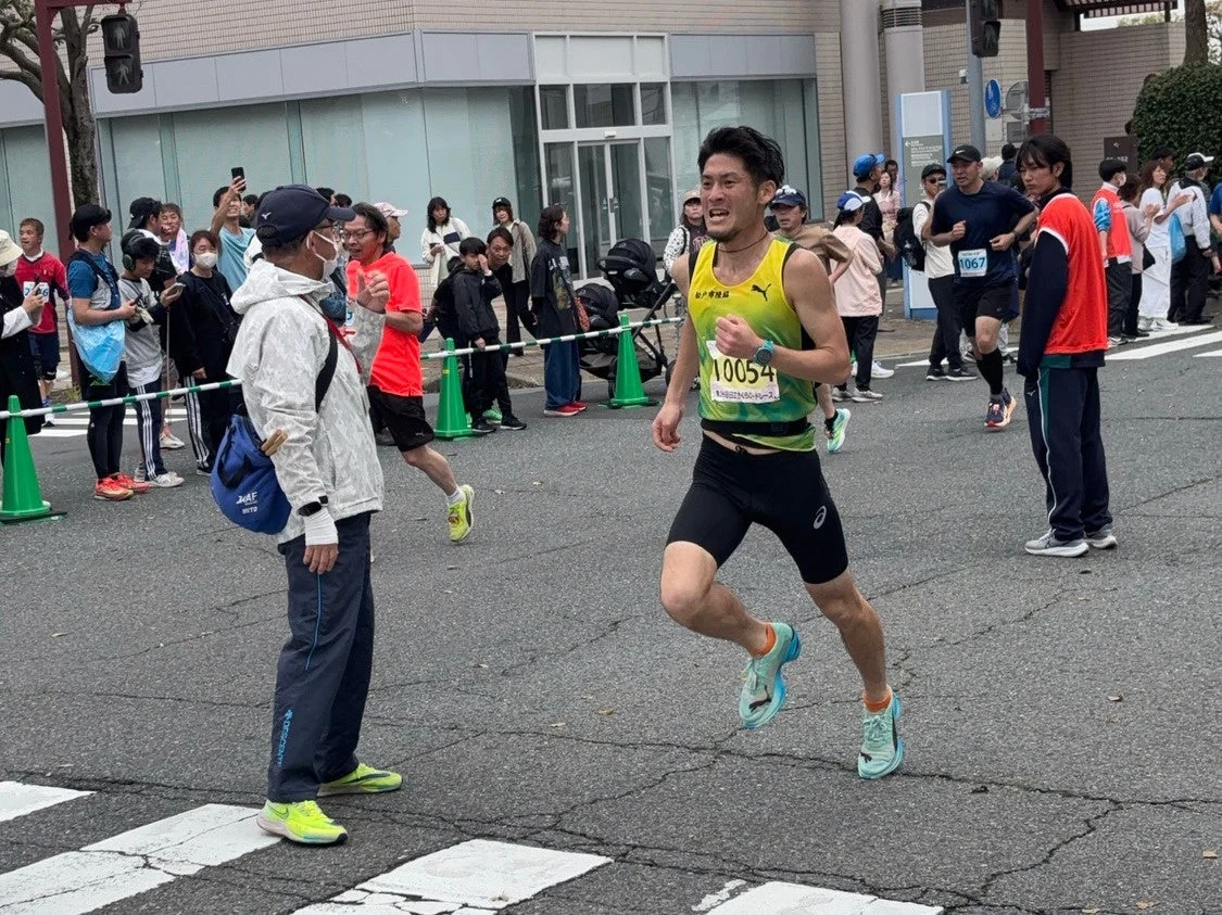 マラソン、ランニング、ロードレース、大会、選手、観客、スポーツ、都市、公道、ゼッケン、応援