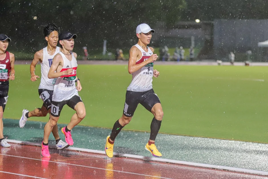大雨の中、懸命に走る選手