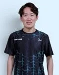 カメラに向かって微笑む荻久保寛也選手