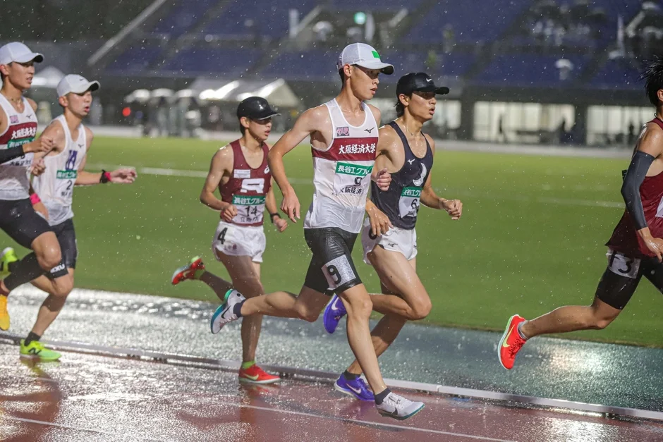 夜間の雨の中を走る選手