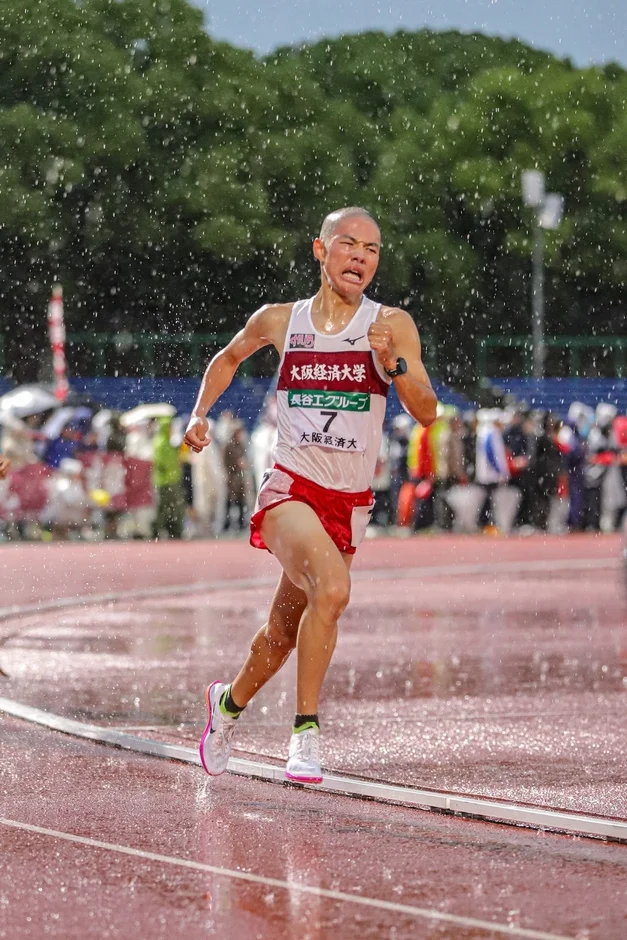 力走する大阪経済大学の選手