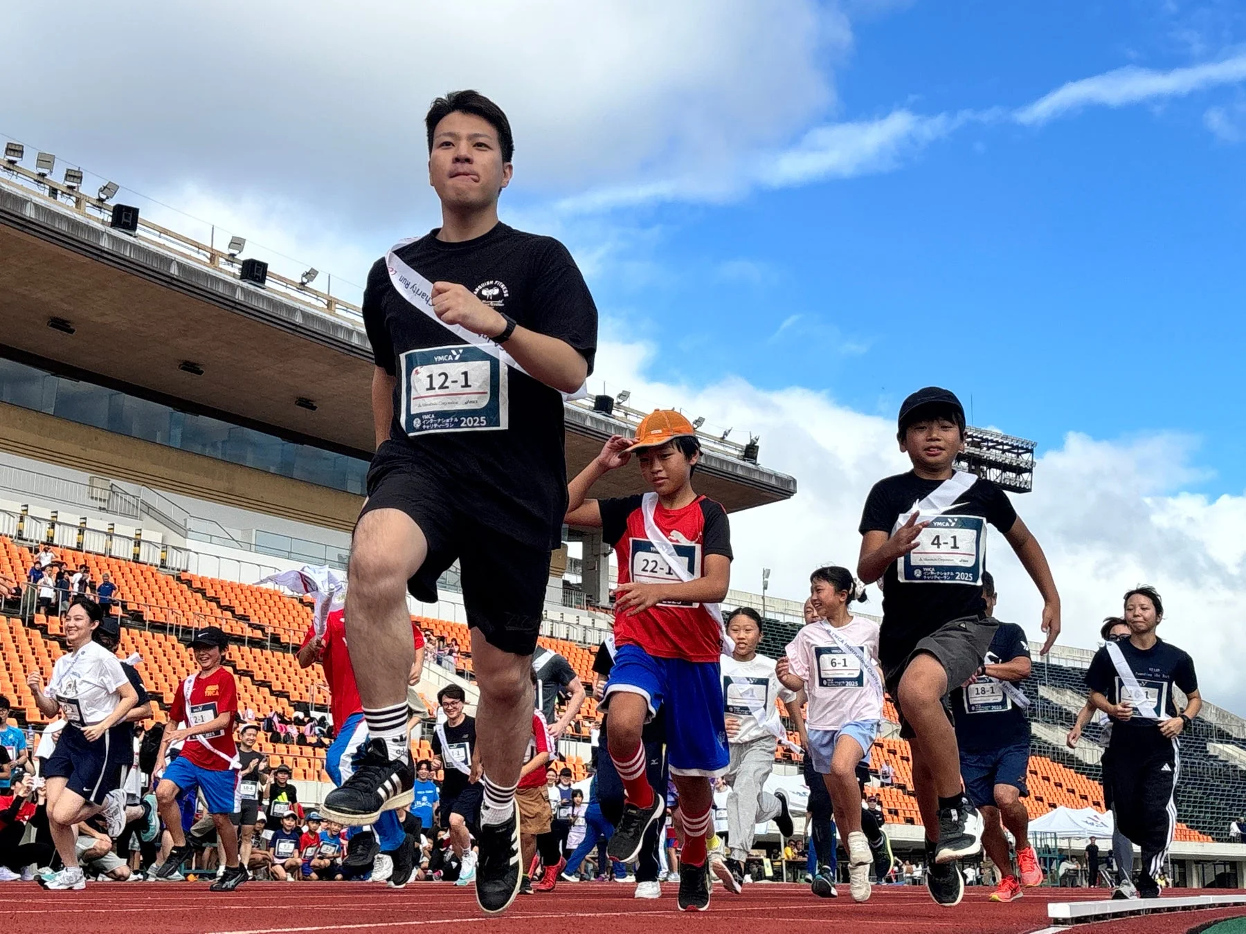 スタジアムで走るランナーたち