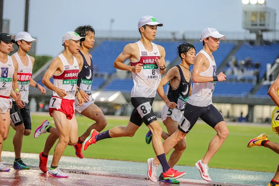 雨の中を力走する大阪経済大学の選手