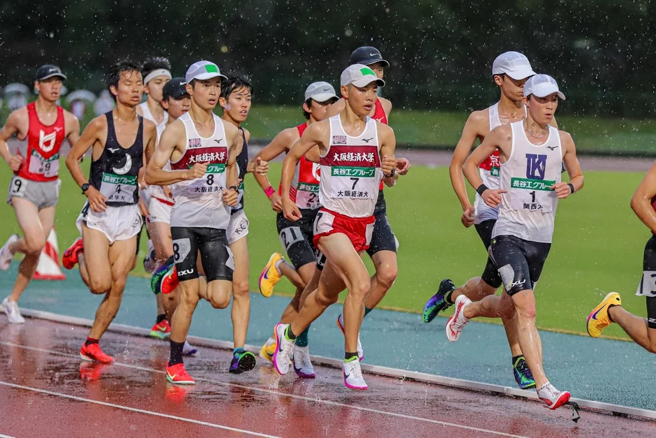 雨の中を走る大阪経済大学の選手たち