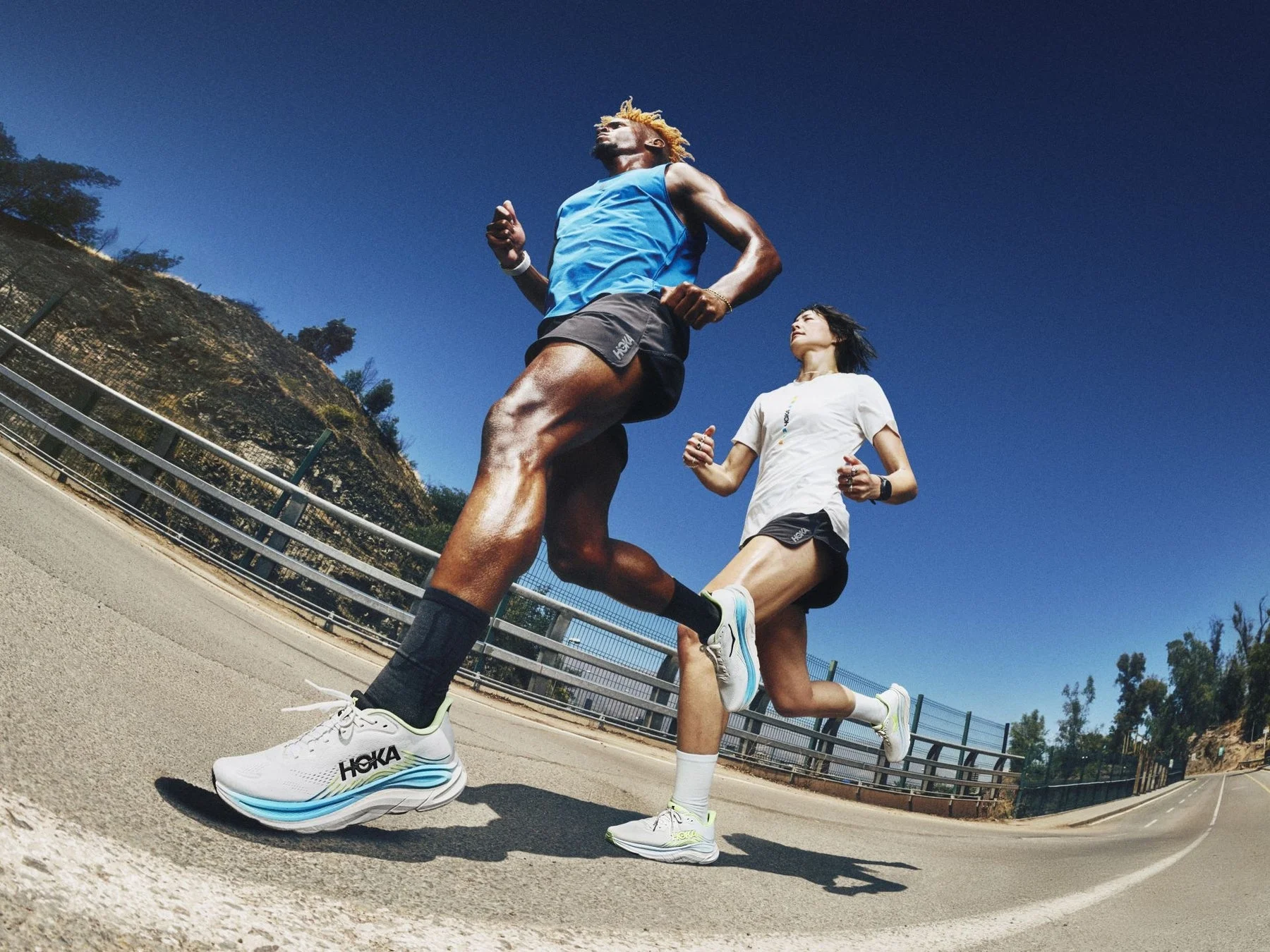 ランナーがHOKA CLIFTON 11を履いて走る様子