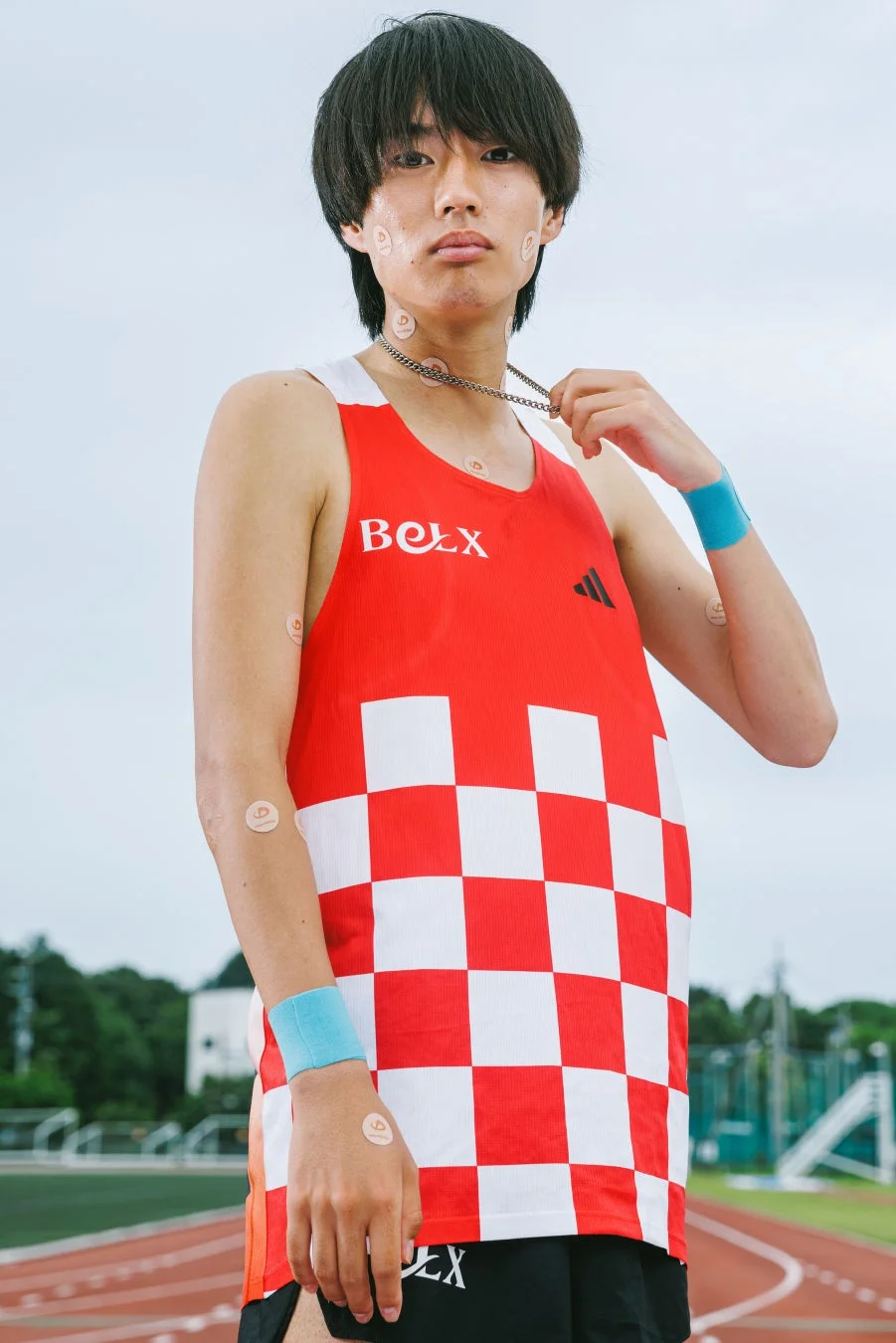 チタンチェーンネックレスを着用した吉田響選手